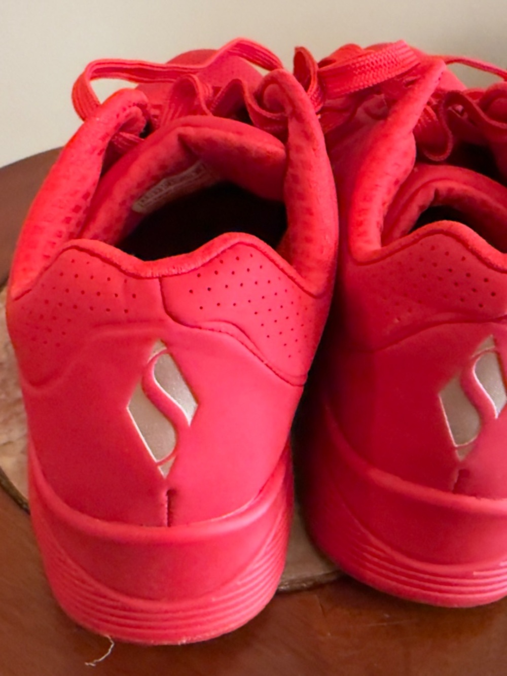 Red Skechers UNO Women's size 8.5 - Picture 4 of 8